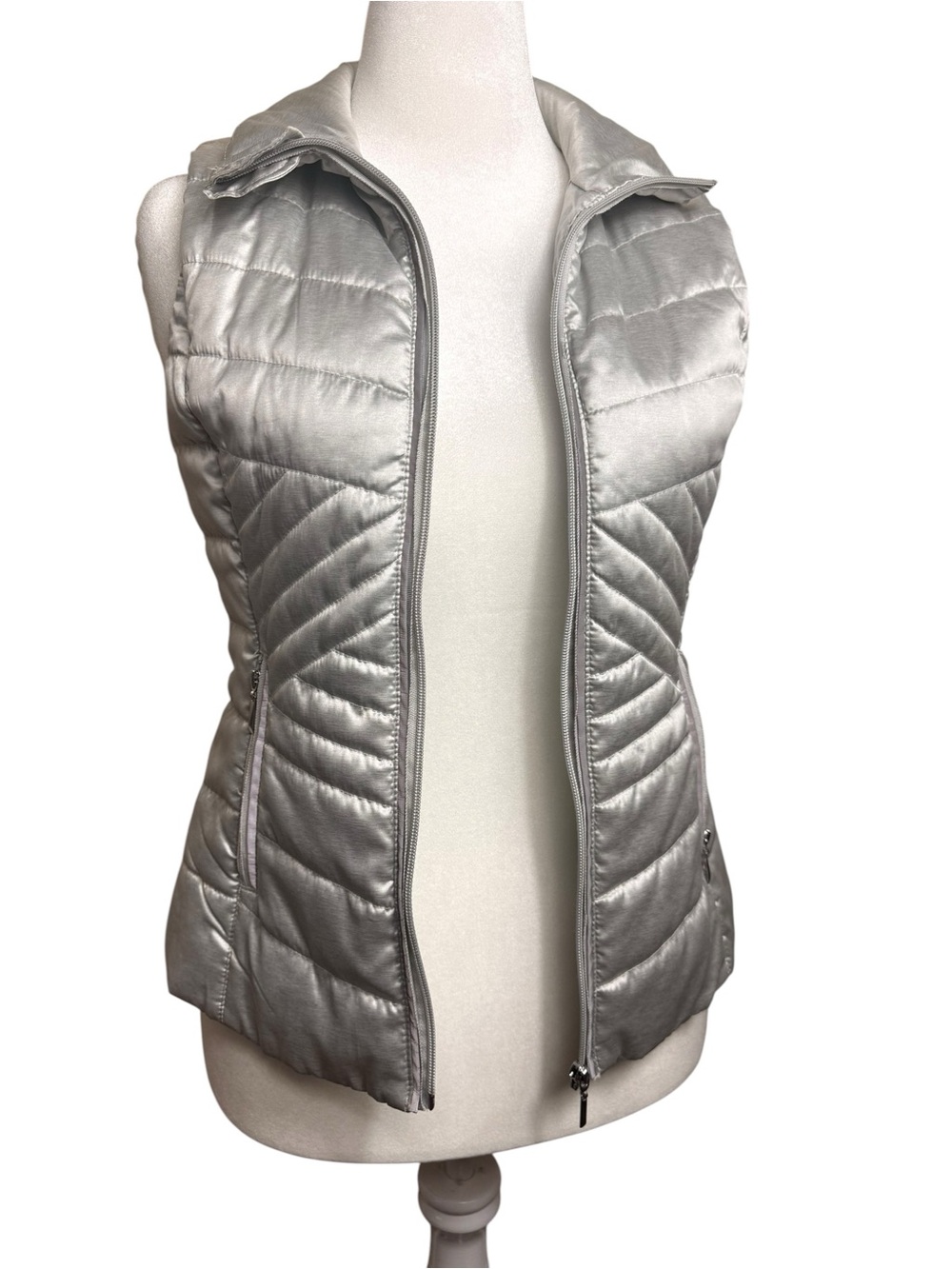 White House Black Market Silver Quilted Puffer Vest size XS - Picture 1 of 11